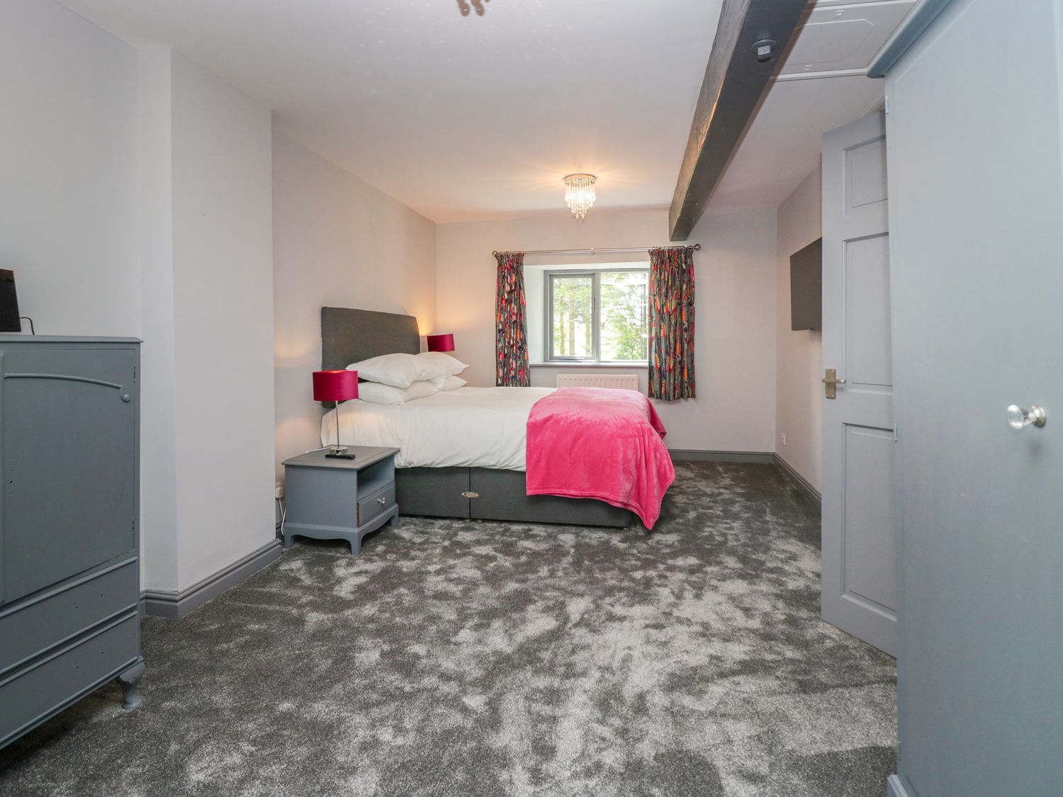 Fell View House nr Kendal, Cumbria. Woodburning stove. Hot tub. Enclosed garden. Pet-friendly. WiFi.