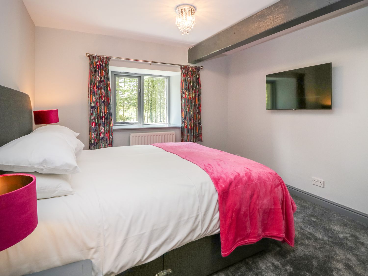 Fell View House nr Kendal, Cumbria. Woodburning stove. Hot tub. Enclosed garden. Pet-friendly. WiFi.
