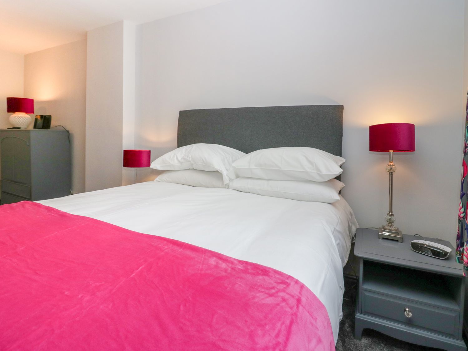 Fell View House nr Kendal, Cumbria. Woodburning stove. Hot tub. Enclosed garden. Pet-friendly. WiFi.