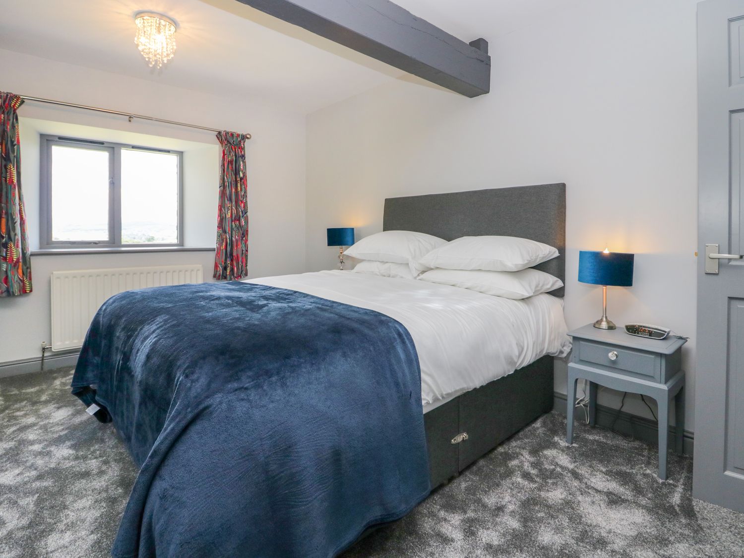 Fell View House nr Kendal, Cumbria. Woodburning stove. Hot tub. Enclosed garden. Pet-friendly. WiFi.