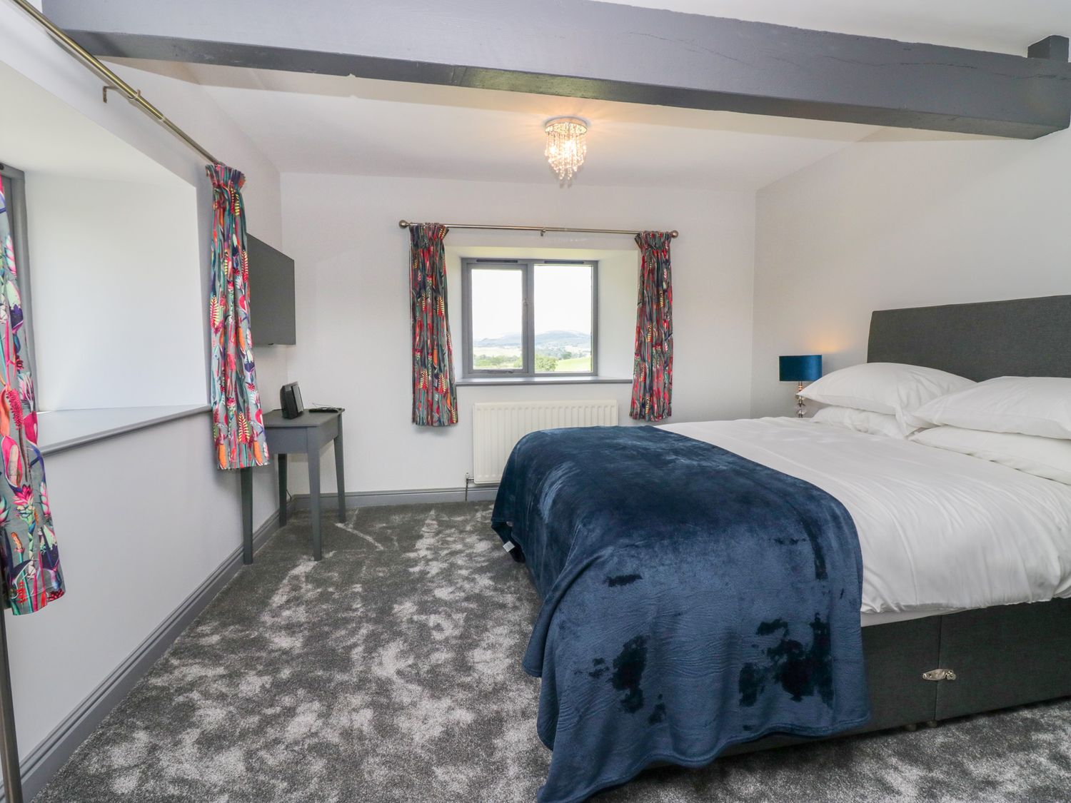 Fell View House nr Kendal, Cumbria. Woodburning stove. Hot tub. Enclosed garden. Pet-friendly. WiFi.