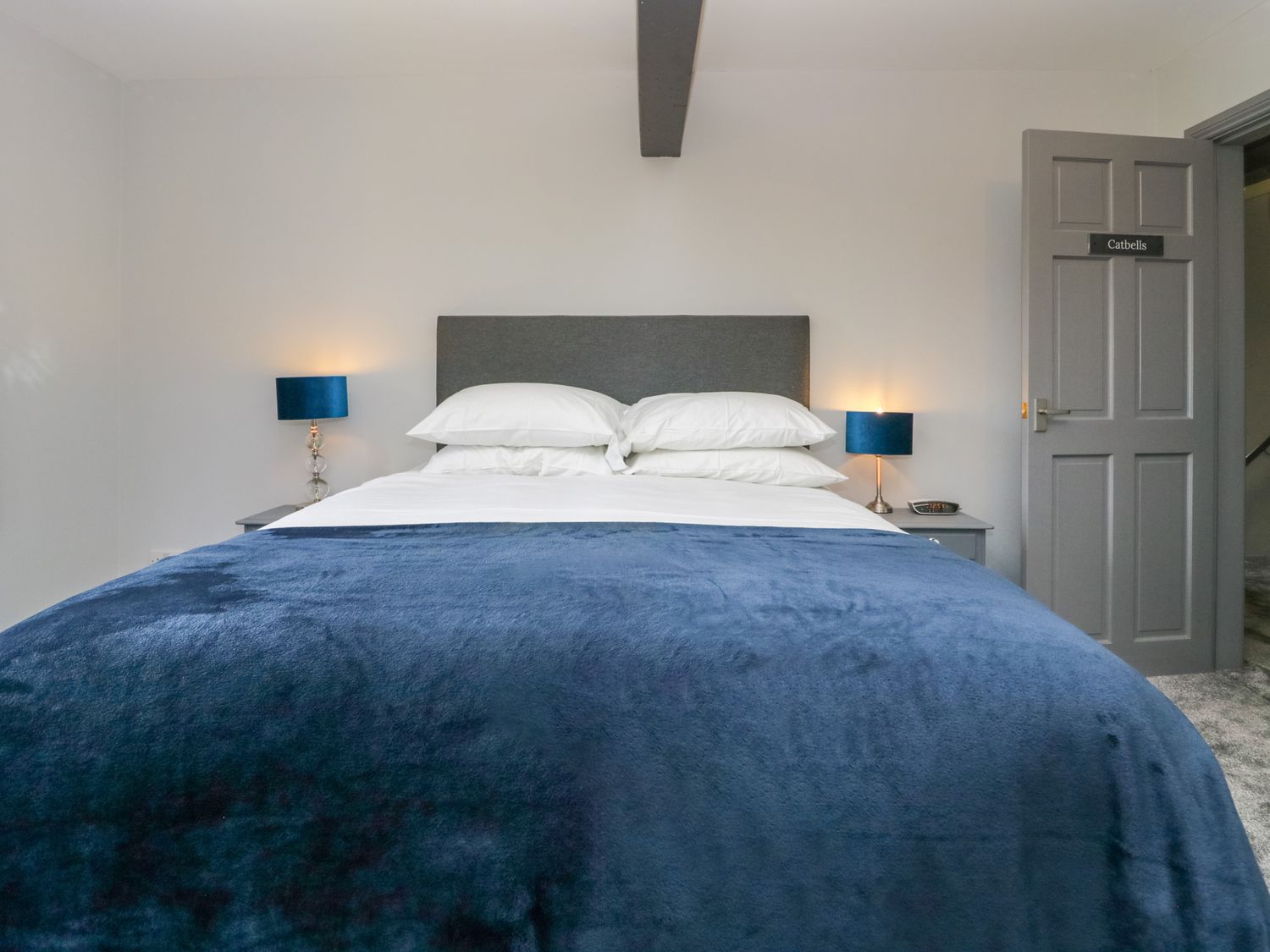 Fell View House nr Kendal, Cumbria. Woodburning stove. Hot tub. Enclosed garden. Pet-friendly. WiFi.