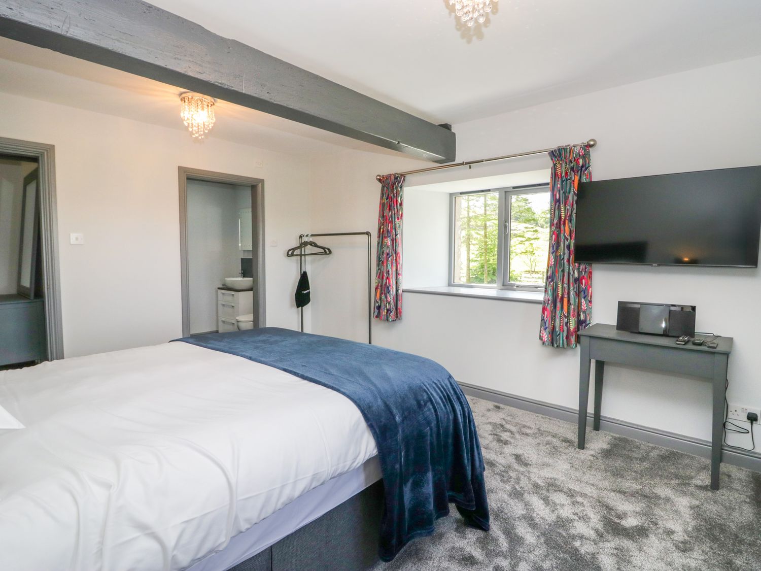 Fell View House nr Kendal, Cumbria. Woodburning stove. Hot tub. Enclosed garden. Pet-friendly. WiFi.