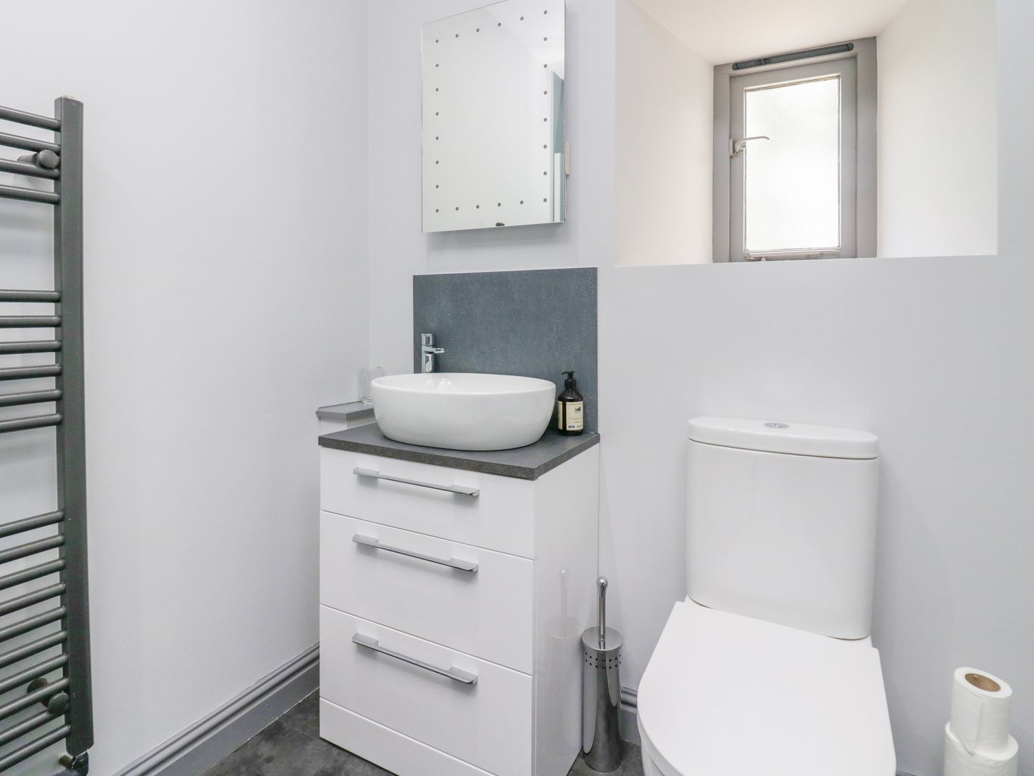 Fell View House nr Kendal, Cumbria. Woodburning stove. Hot tub. Enclosed garden. Pet-friendly. WiFi.