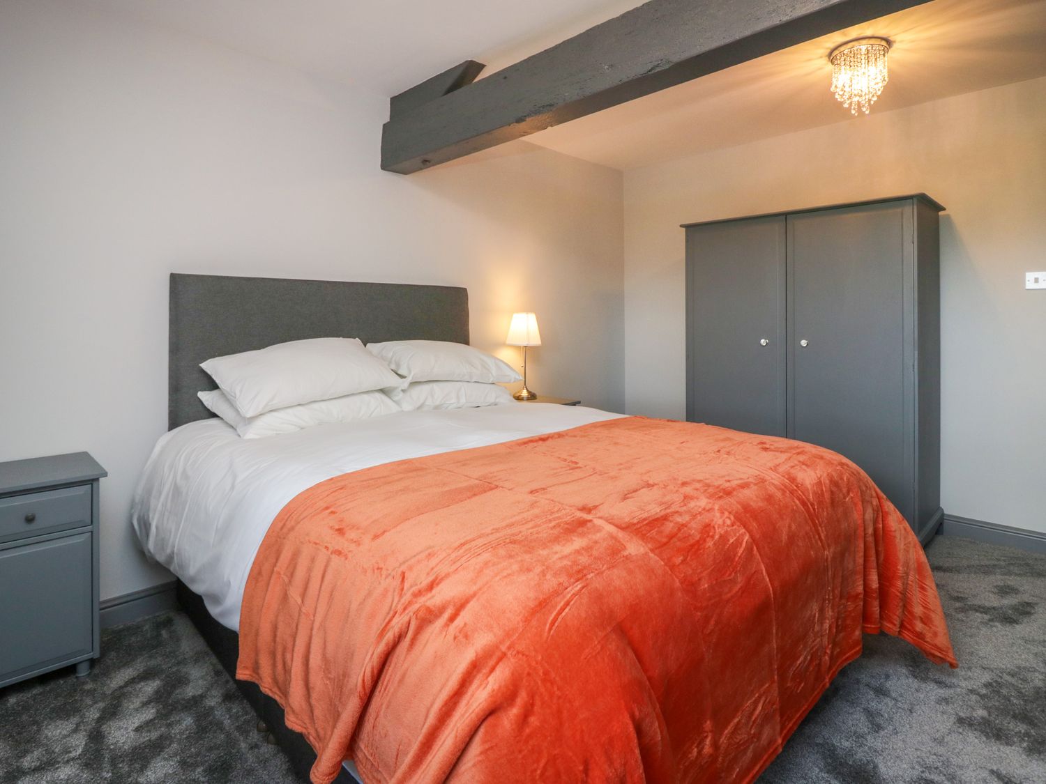 Fell View House nr Kendal, Cumbria. Woodburning stove. Hot tub. Enclosed garden. Pet-friendly. WiFi.