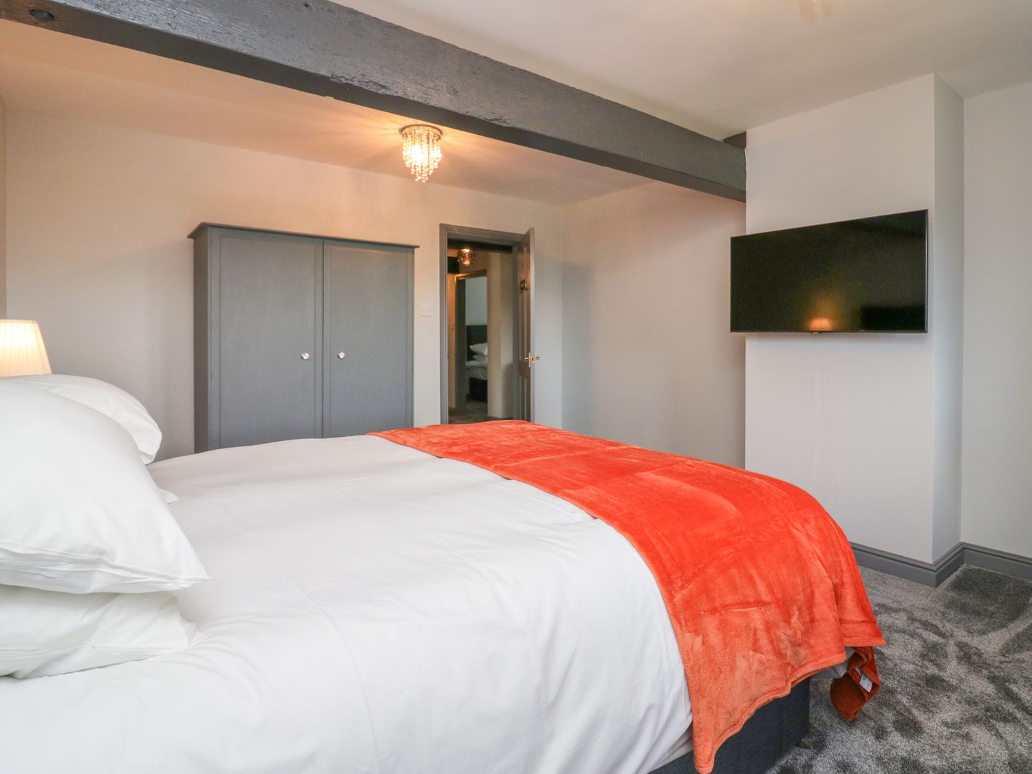 Fell View House nr Kendal, Cumbria. Woodburning stove. Hot tub. Enclosed garden. Pet-friendly. WiFi.