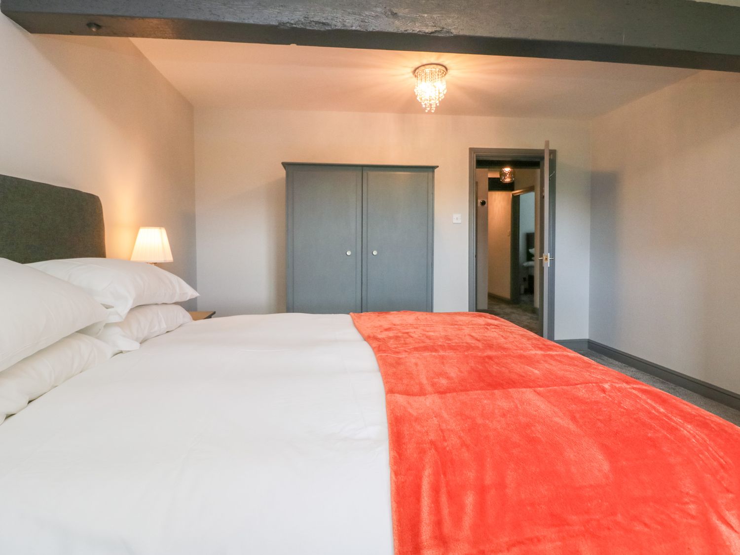Fell View House nr Kendal, Cumbria. Woodburning stove. Hot tub. Enclosed garden. Pet-friendly. WiFi.