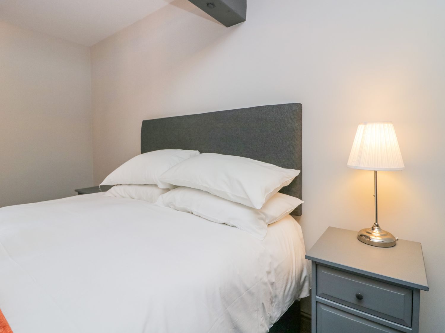 Fell View House nr Kendal, Cumbria. Woodburning stove. Hot tub. Enclosed garden. Pet-friendly. WiFi.