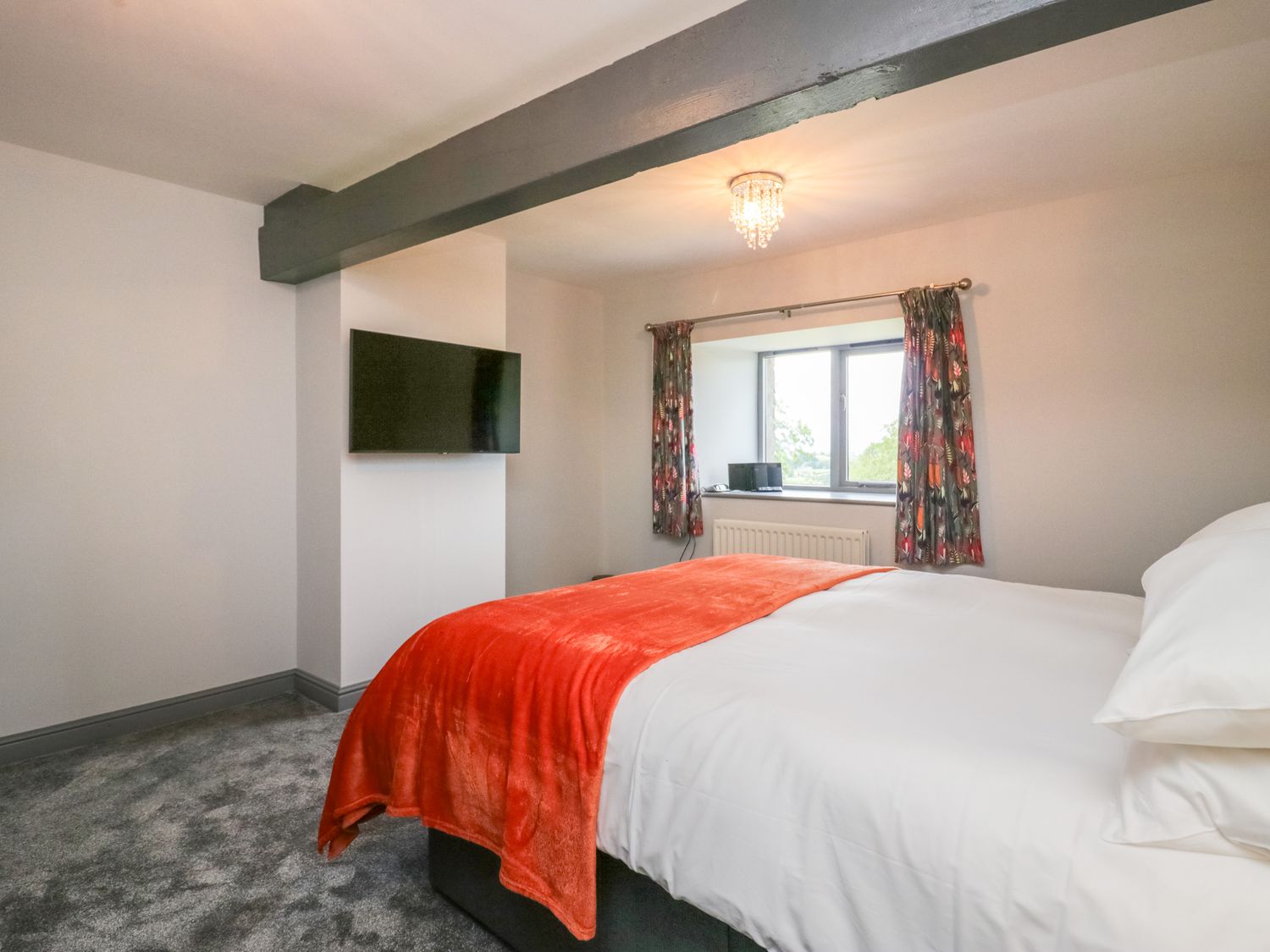 Fell View House nr Kendal, Cumbria. Woodburning stove. Hot tub. Enclosed garden. Pet-friendly. WiFi.