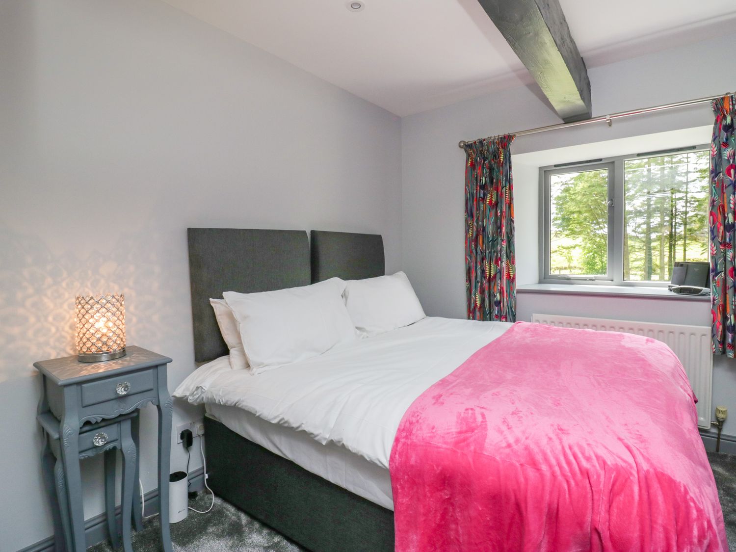 Fell View House nr Kendal, Cumbria. Woodburning stove. Hot tub. Enclosed garden. Pet-friendly. WiFi.