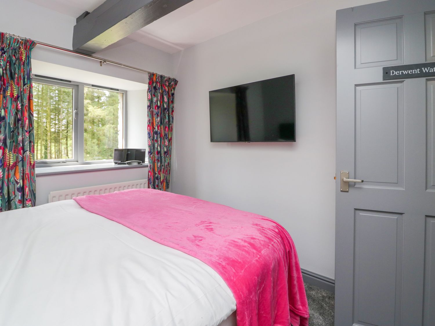 Fell View House nr Kendal, Cumbria. Woodburning stove. Hot tub. Enclosed garden. Pet-friendly. WiFi.