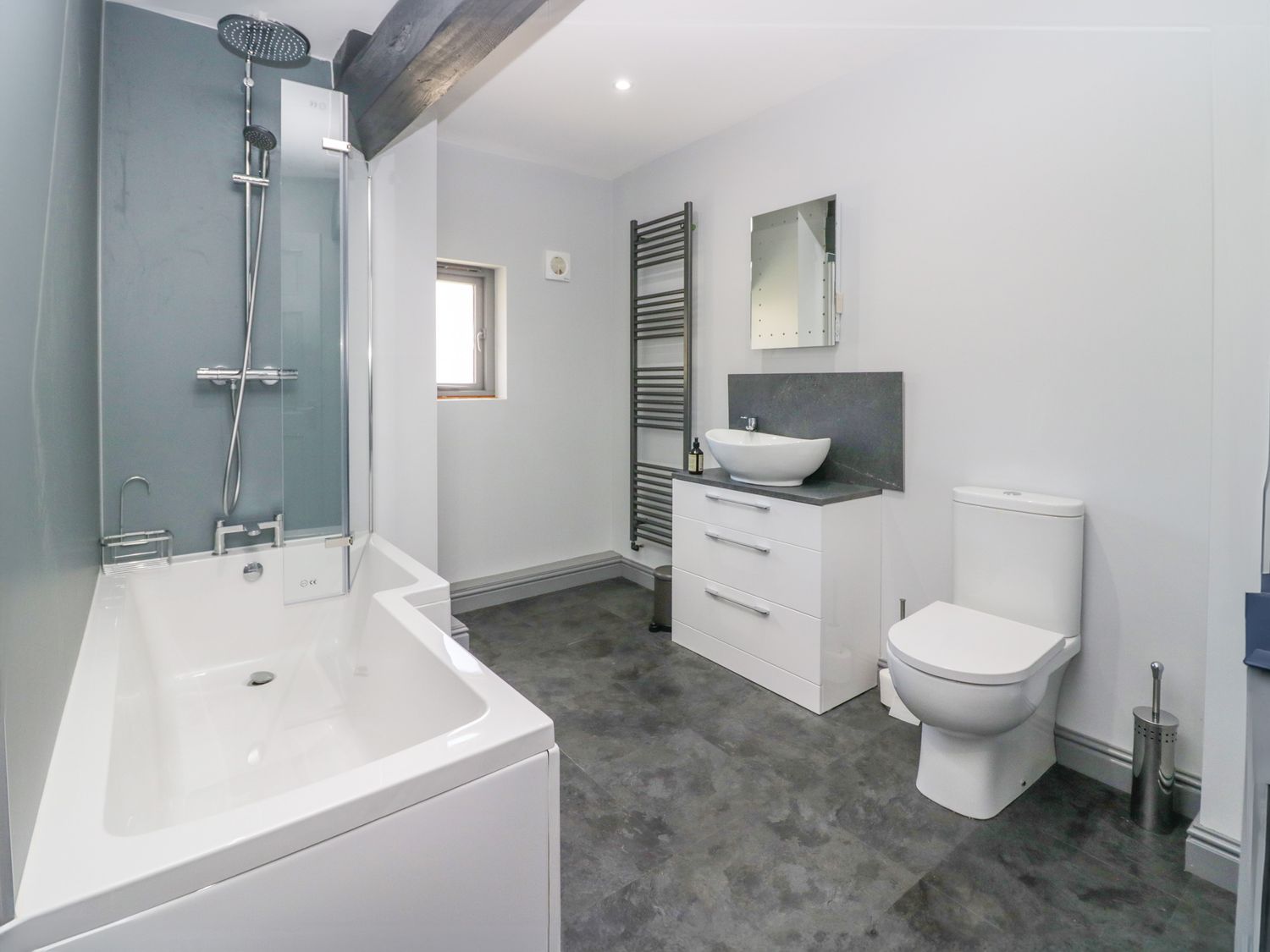 Fell View House nr Kendal, Cumbria. Woodburning stove. Hot tub. Enclosed garden. Pet-friendly. WiFi.