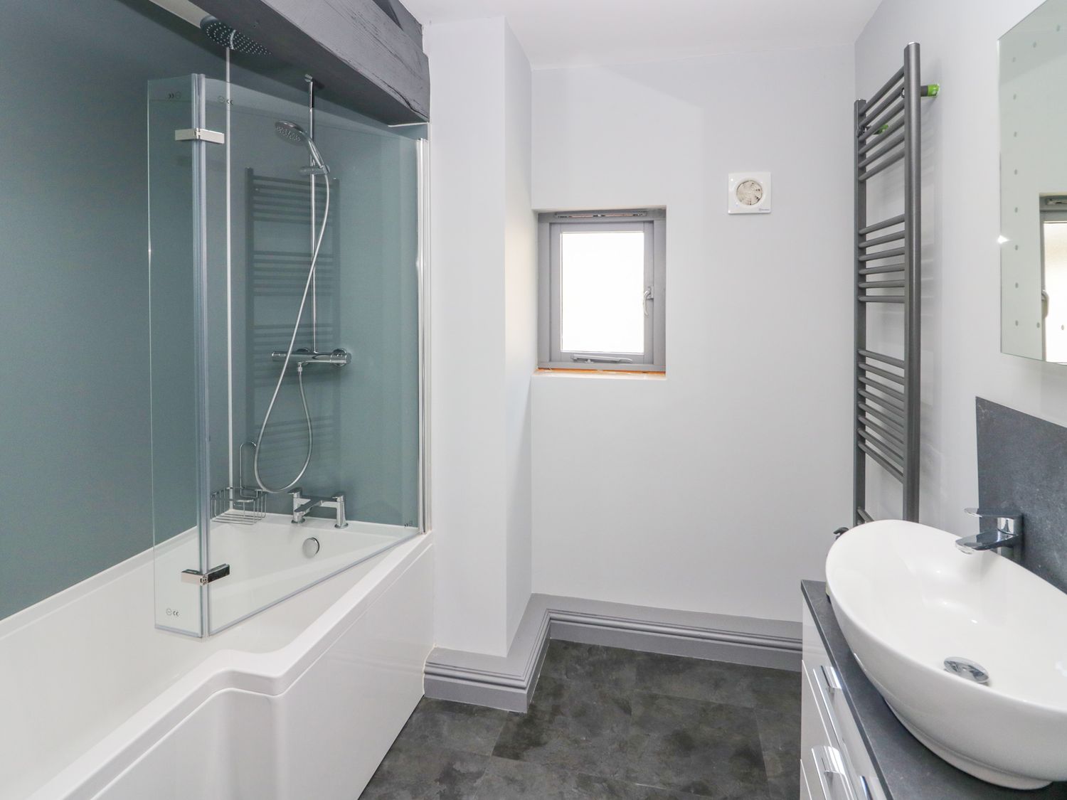 Fell View House nr Kendal, Cumbria. Woodburning stove. Hot tub. Enclosed garden. Pet-friendly. WiFi.