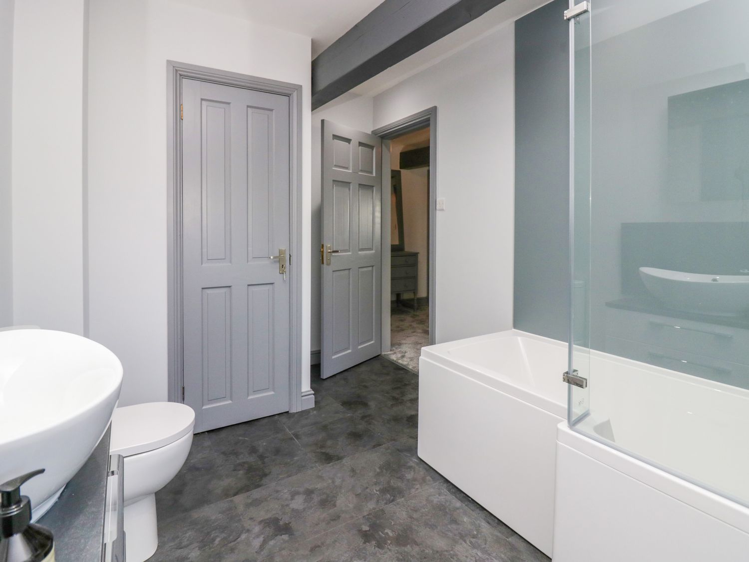 Fell View House nr Kendal, Cumbria. Woodburning stove. Hot tub. Enclosed garden. Pet-friendly. WiFi.