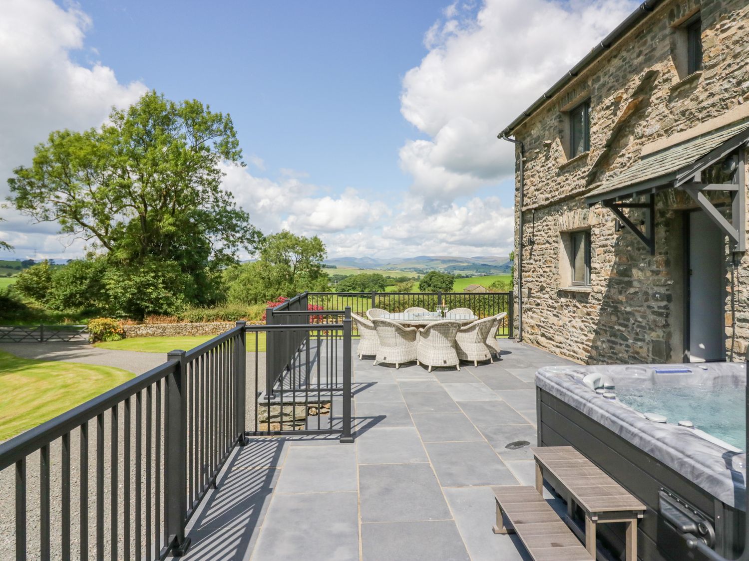 Fell View House nr Kendal, Cumbria. Woodburning stove. Hot tub. Enclosed garden. Pet-friendly. WiFi.
