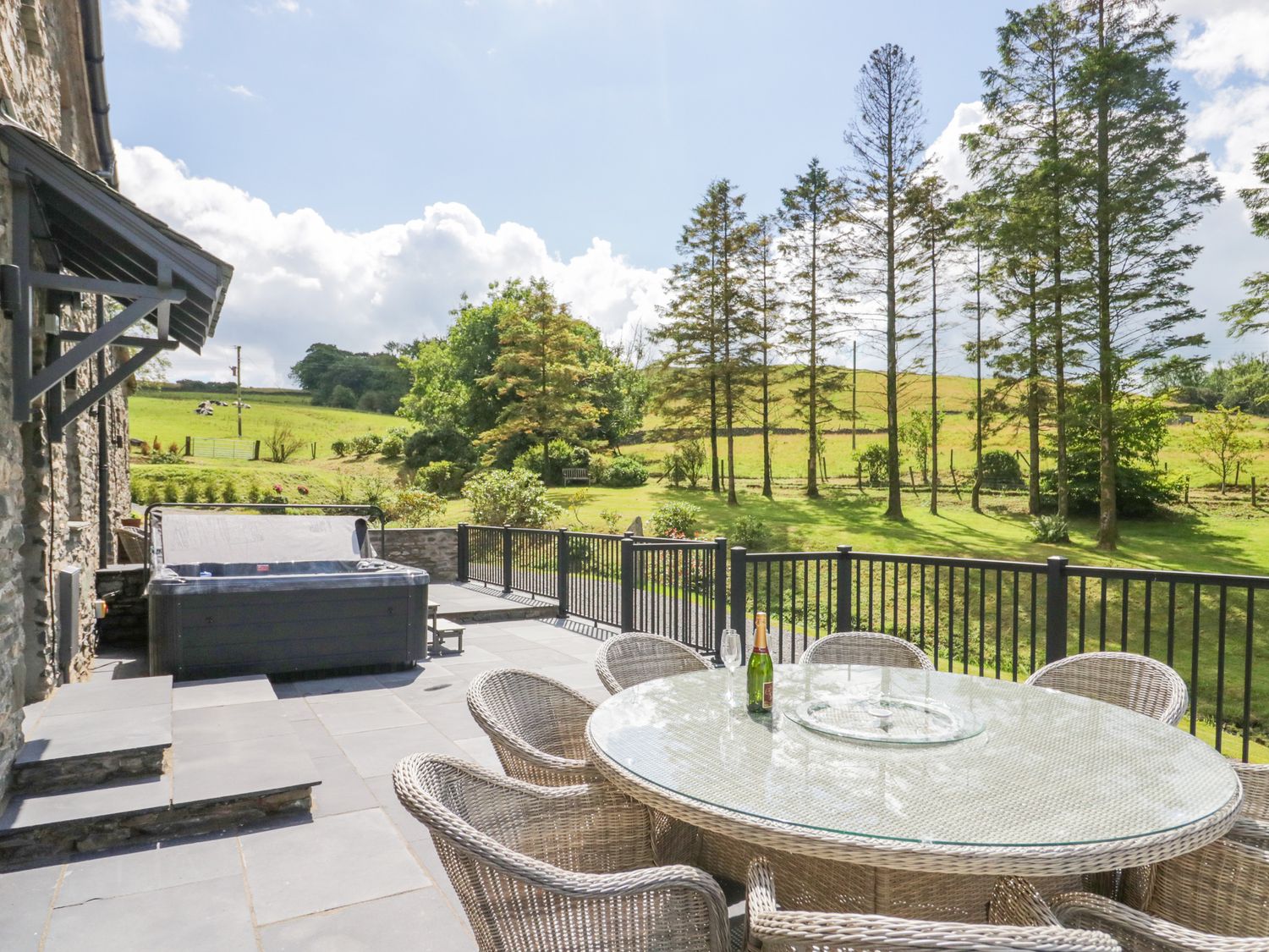 Fell View House nr Kendal, Cumbria. Woodburning stove. Hot tub. Enclosed garden. Pet-friendly. WiFi.