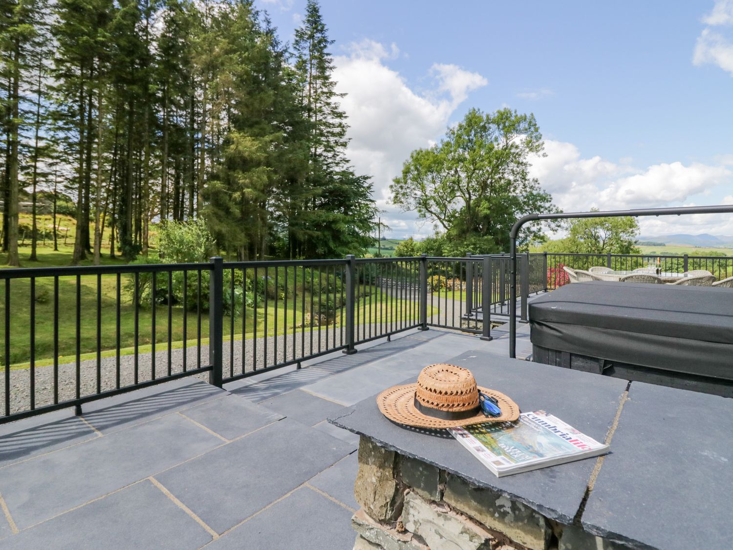 Fell View House nr Kendal, Cumbria. Woodburning stove. Hot tub. Enclosed garden. Pet-friendly. WiFi.