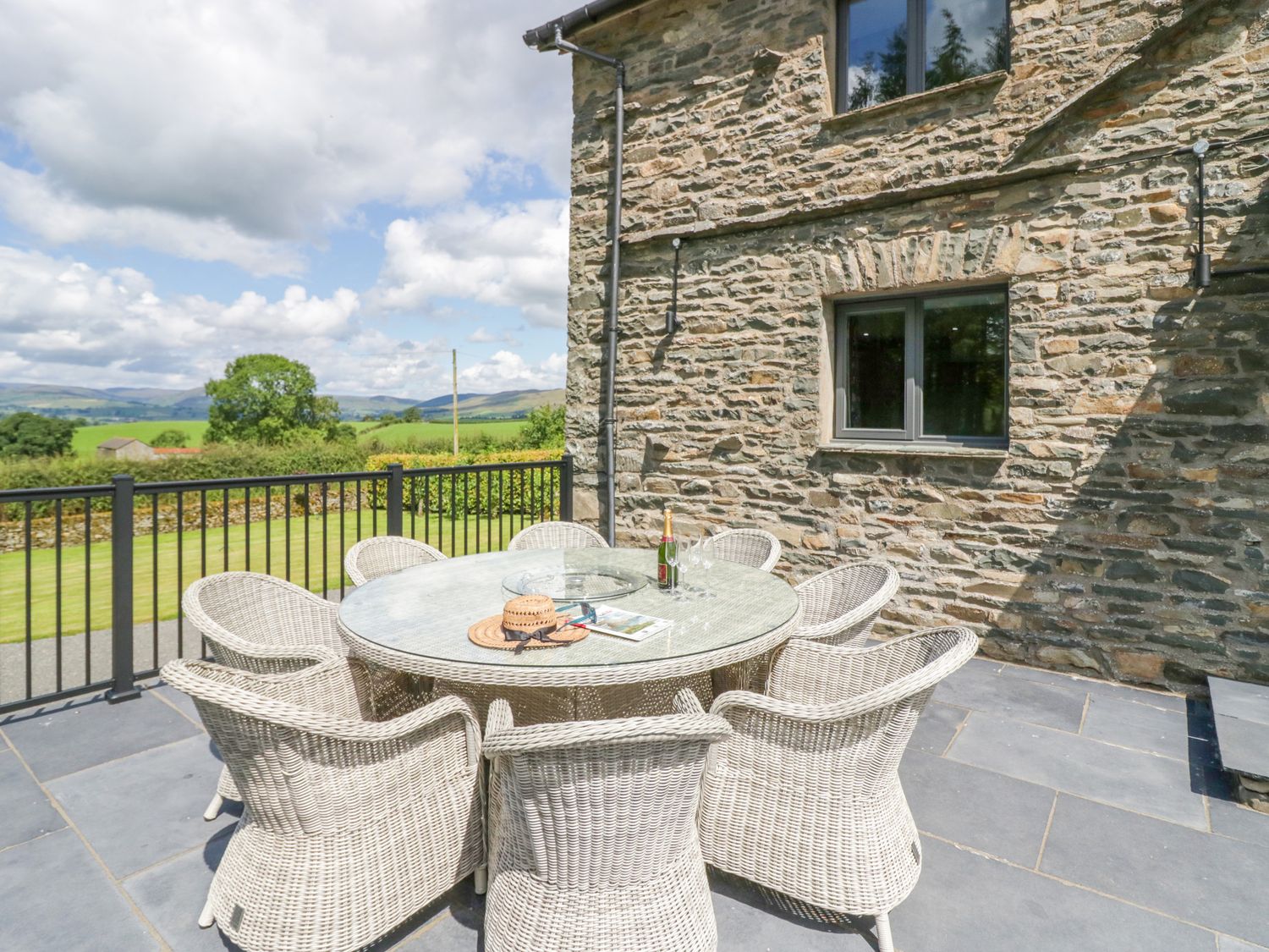 Fell View House nr Kendal, Cumbria. Woodburning stove. Hot tub. Enclosed garden. Pet-friendly. WiFi.