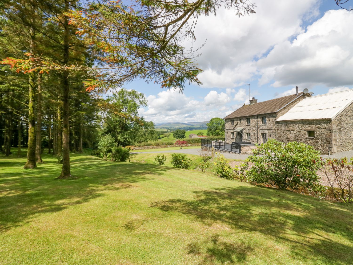 Fell View House nr Kendal, Cumbria. Woodburning stove. Hot tub. Enclosed garden. Pet-friendly. WiFi.