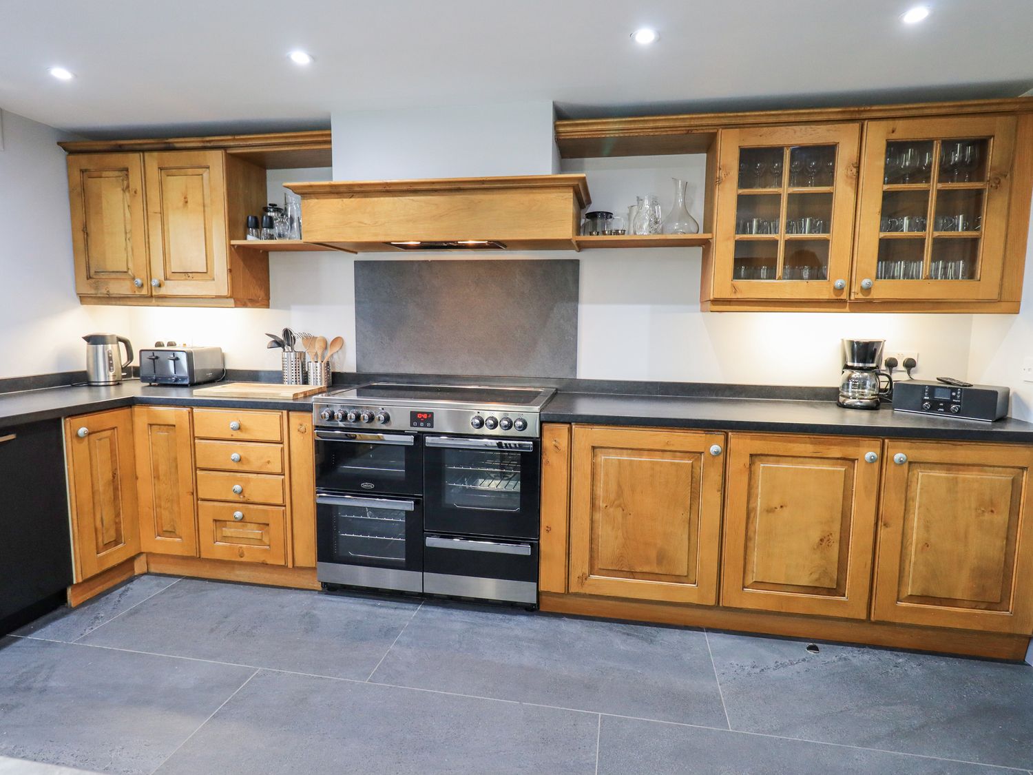 Fell View House nr Kendal, Cumbria. Woodburning stove. Hot tub. Enclosed garden. Pet-friendly. WiFi.