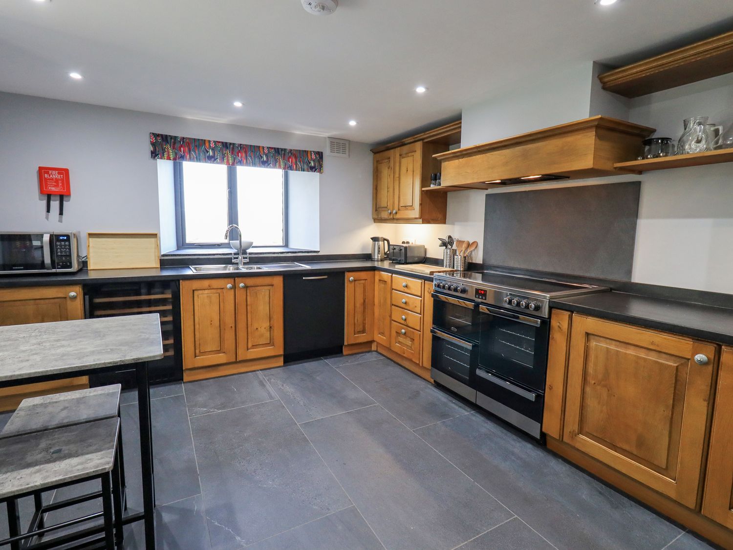 Fell View House nr Kendal, Cumbria. Woodburning stove. Hot tub. Enclosed garden. Pet-friendly. WiFi.