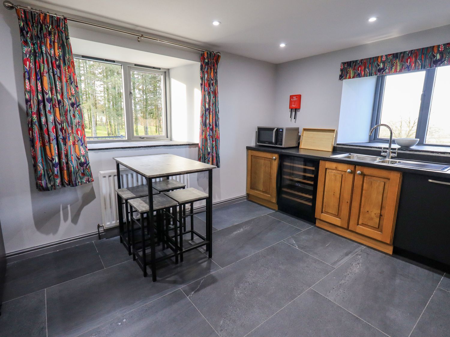 Fell View House nr Kendal, Cumbria. Woodburning stove. Hot tub. Enclosed garden. Pet-friendly. WiFi.