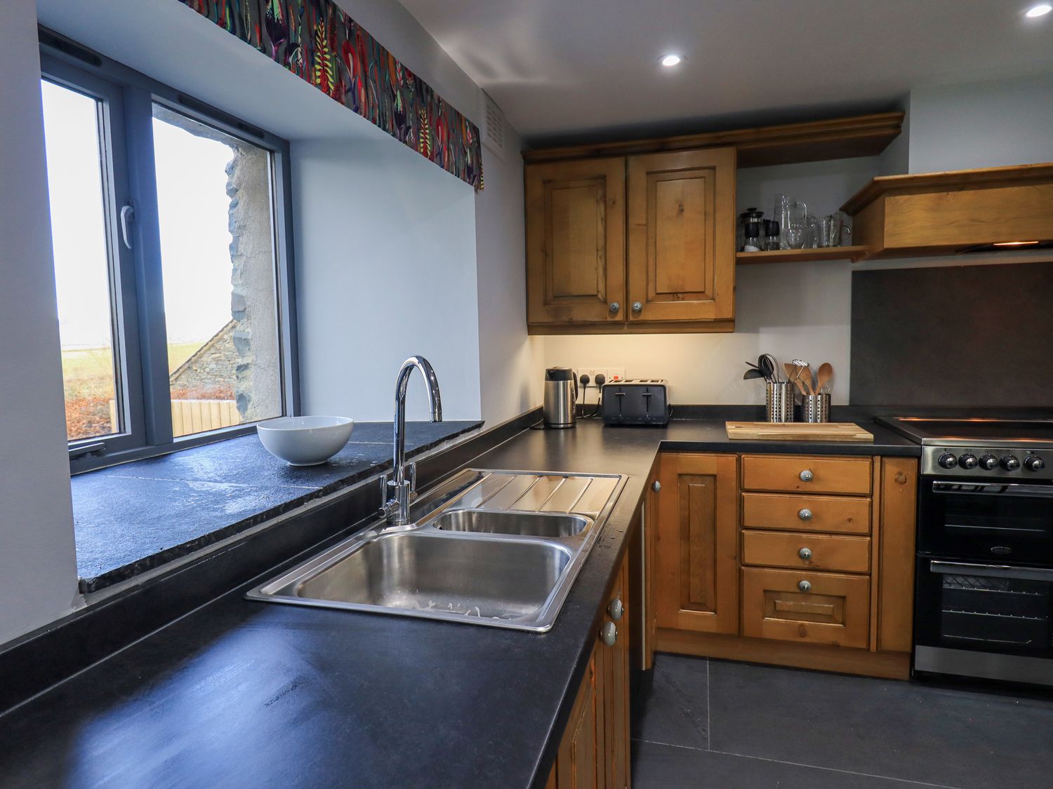 Fell View House nr Kendal, Cumbria. Woodburning stove. Hot tub. Enclosed garden. Pet-friendly. WiFi.