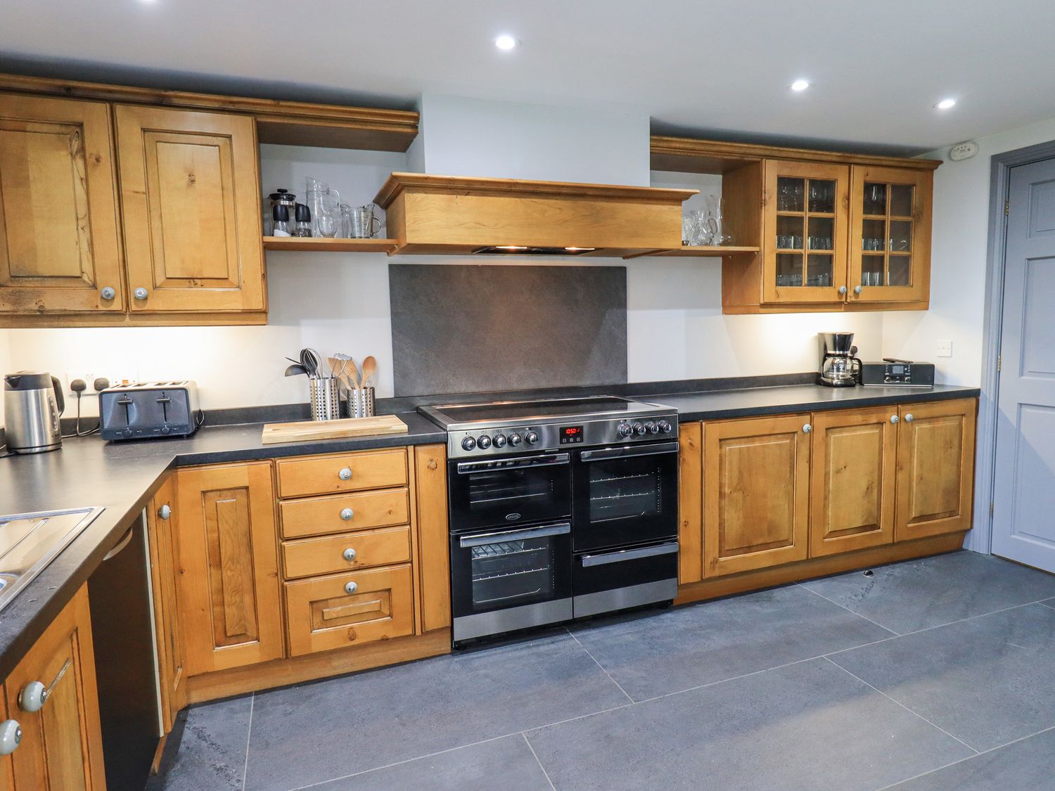 Fell View House nr Kendal, Cumbria. Woodburning stove. Hot tub. Enclosed garden. Pet-friendly. WiFi.