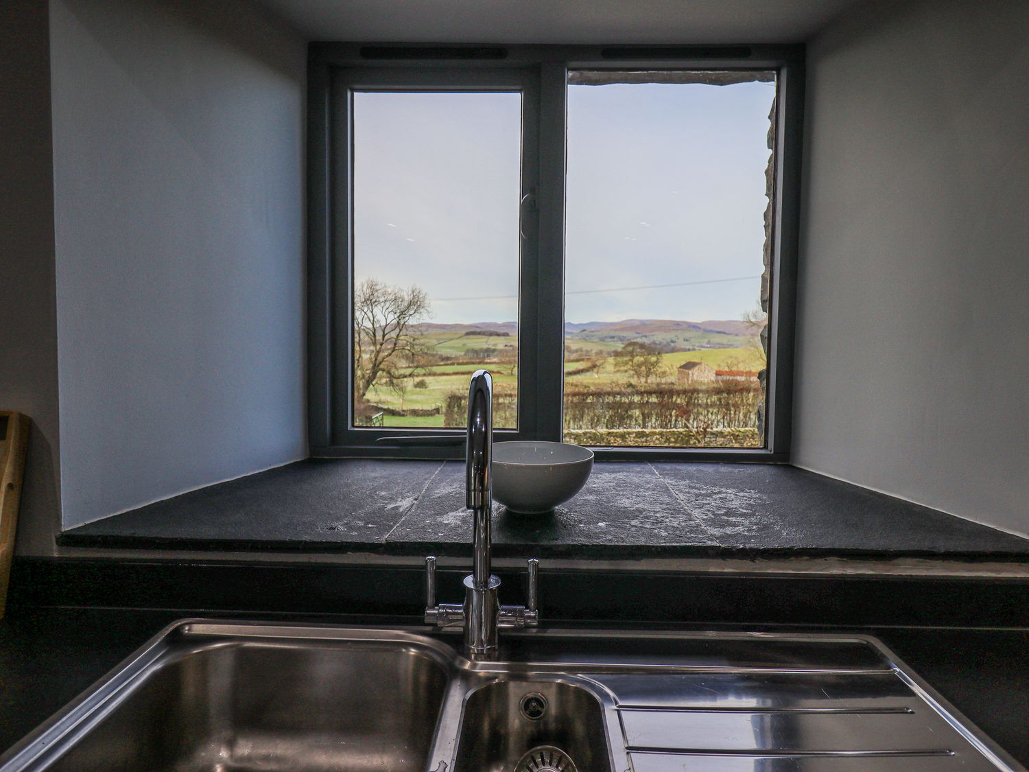Fell View House nr Kendal, Cumbria. Woodburning stove. Hot tub. Enclosed garden. Pet-friendly. WiFi.