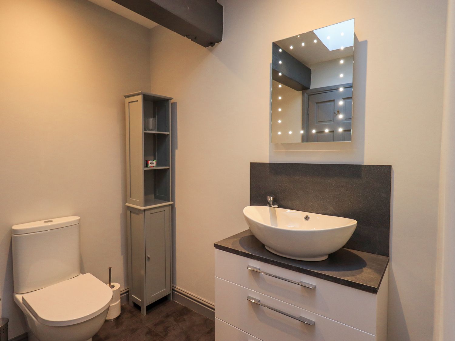 Fell View House nr Kendal, Cumbria. Woodburning stove. Hot tub. Enclosed garden. Pet-friendly. WiFi.