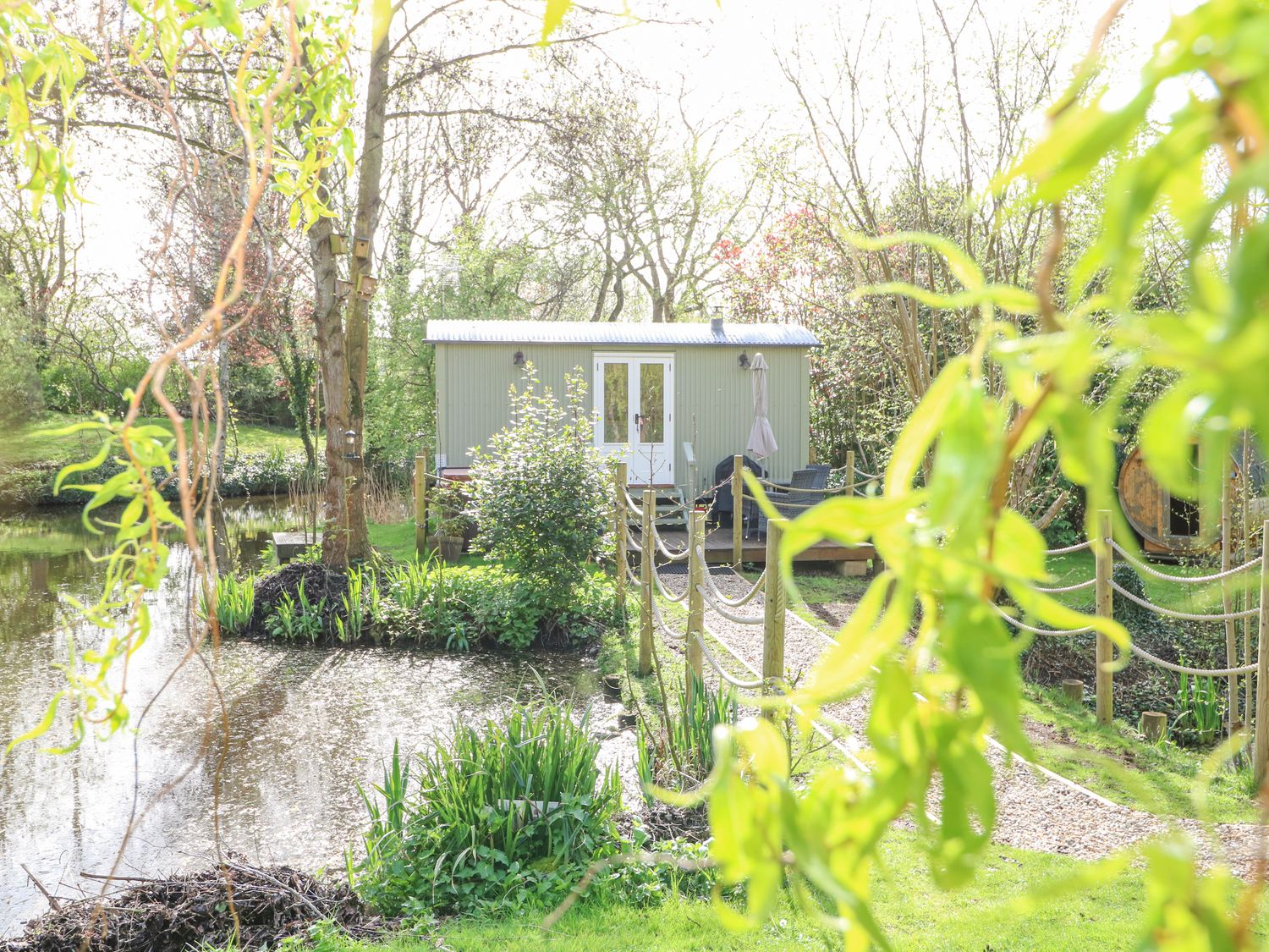 Damsel Shepherds Hut in Baldwell Ash. Couple's retreat. Lake and country views. Hot tub. Sauna. BBQ.