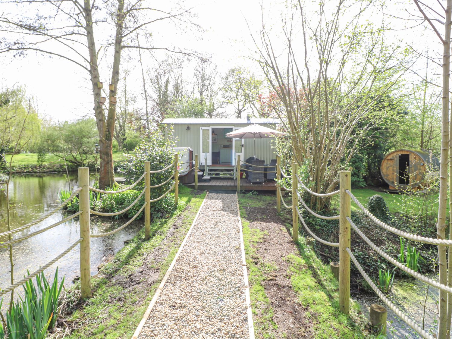 Damsel Shepherds Hut in Baldwell Ash. Couple's retreat. Lake and country views. Hot tub. Sauna. BBQ.