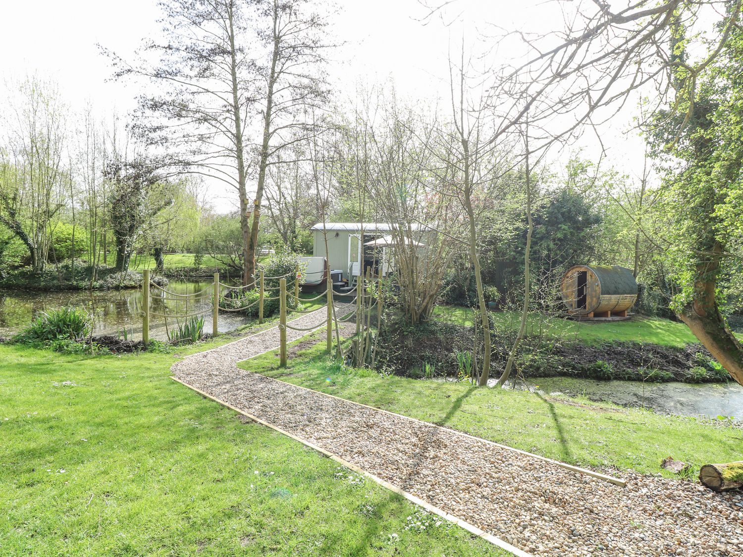 Damsel Shepherds Hut in Baldwell Ash. Couple's retreat. Lake and country views. Hot tub. Sauna. BBQ.