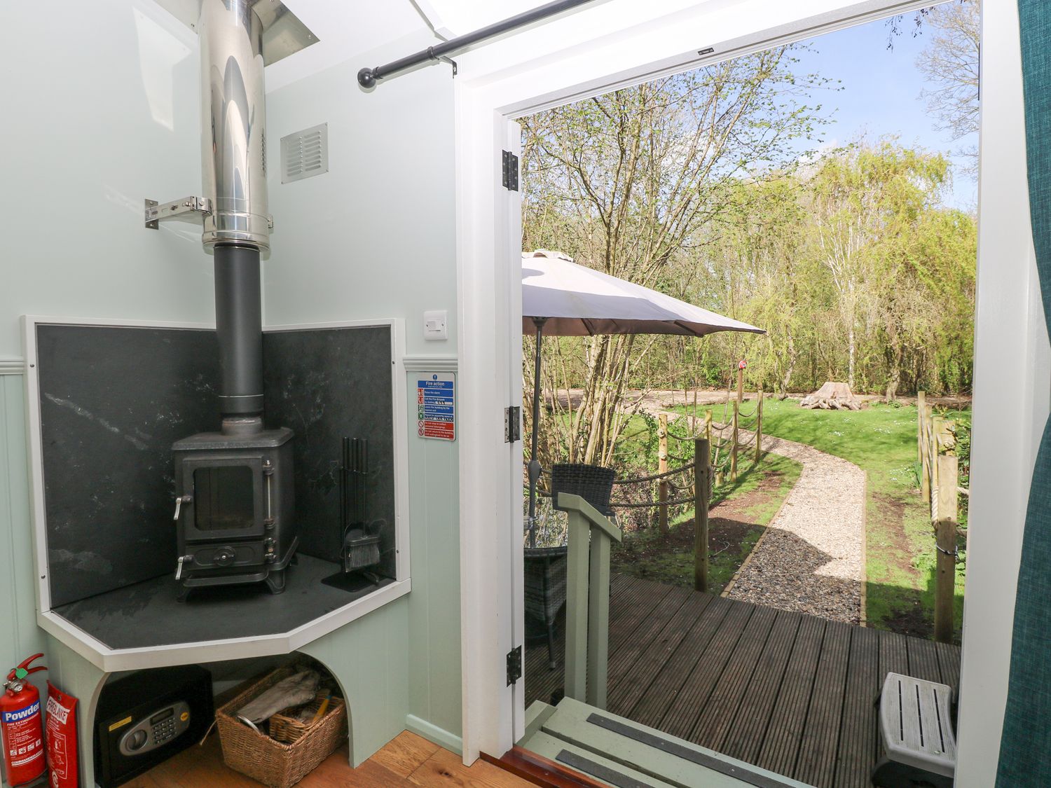 Damsel Shepherds Hut in Baldwell Ash. Couple's retreat. Lake and country views. Hot tub. Sauna. BBQ.