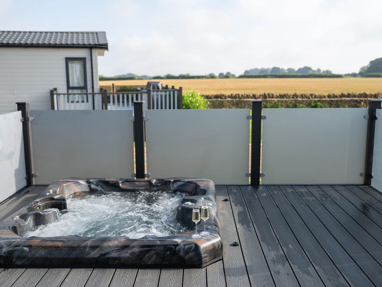 Lodge is in Chipping Norton, Oxfordshire. Two-bedroom lodge near AONB. Stylish. Hot tub. Rural views