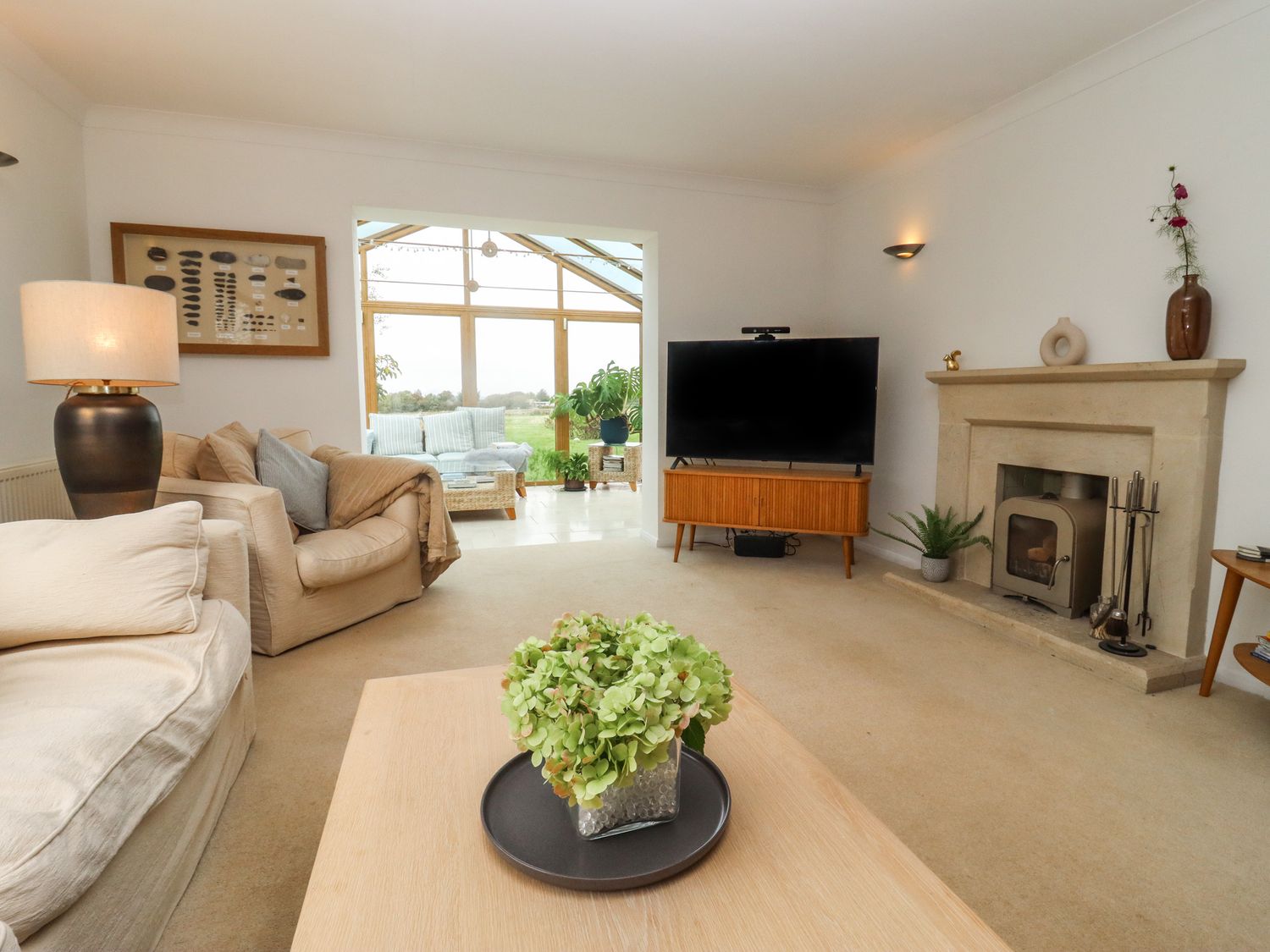 The Firs, in Brockworth, Gloucestershire. Four-bedroom home with rural views. Hot tub. Pet-friendly.