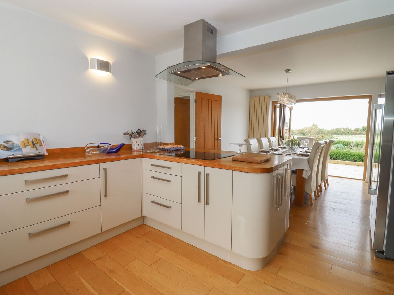 The Firs, in Brockworth, Gloucestershire. Four-bedroom home with rural views. Hot tub. Pet-friendly.