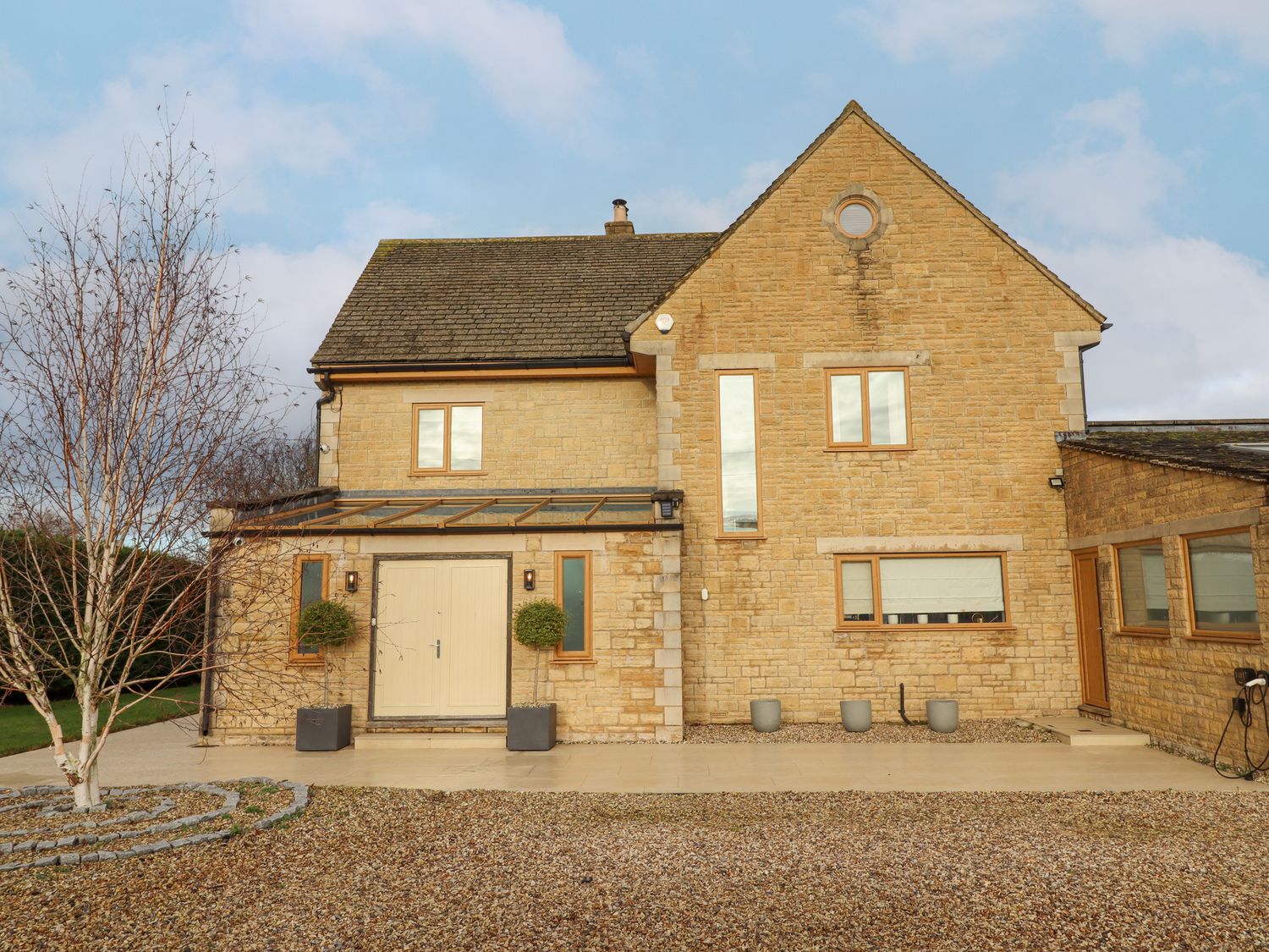 The Firs, in Brockworth, Gloucestershire. Four-bedroom home with rural views. Hot tub. Pet-friendly.