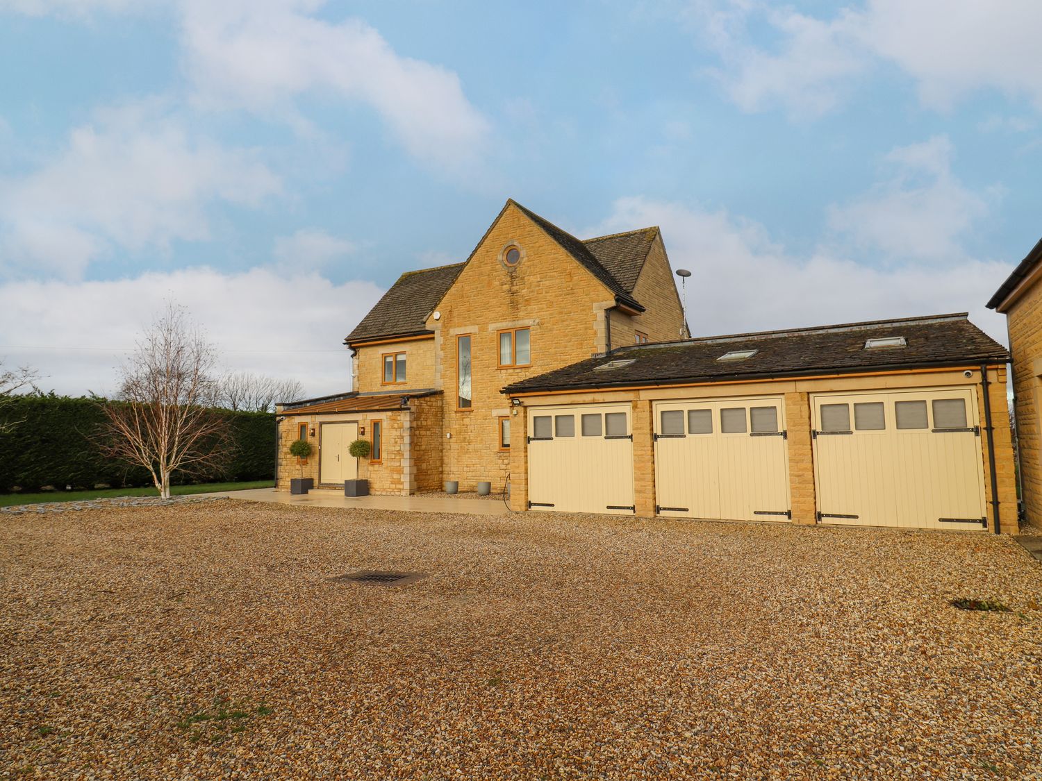 The Firs, in Brockworth, Gloucestershire. Four-bedroom home with rural views. Hot tub. Pet-friendly.