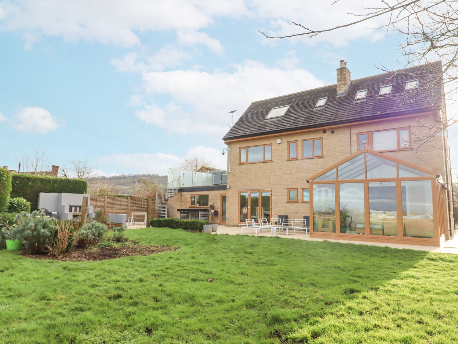 The Firs, in Brockworth, Gloucestershire. Four-bedroom home with rural views. Hot tub. Pet-friendly.