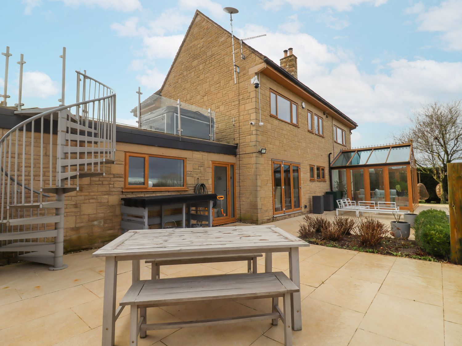 The Firs, in Brockworth, Gloucestershire. Four-bedroom home with rural views. Hot tub. Pet-friendly.