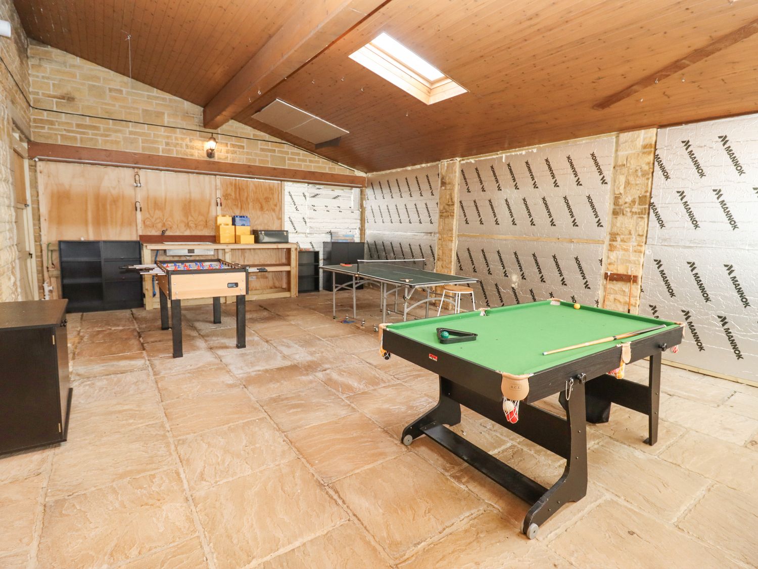 The Firs, in Brockworth, Gloucestershire. Four-bedroom home with rural views. Hot tub. Pet-friendly.