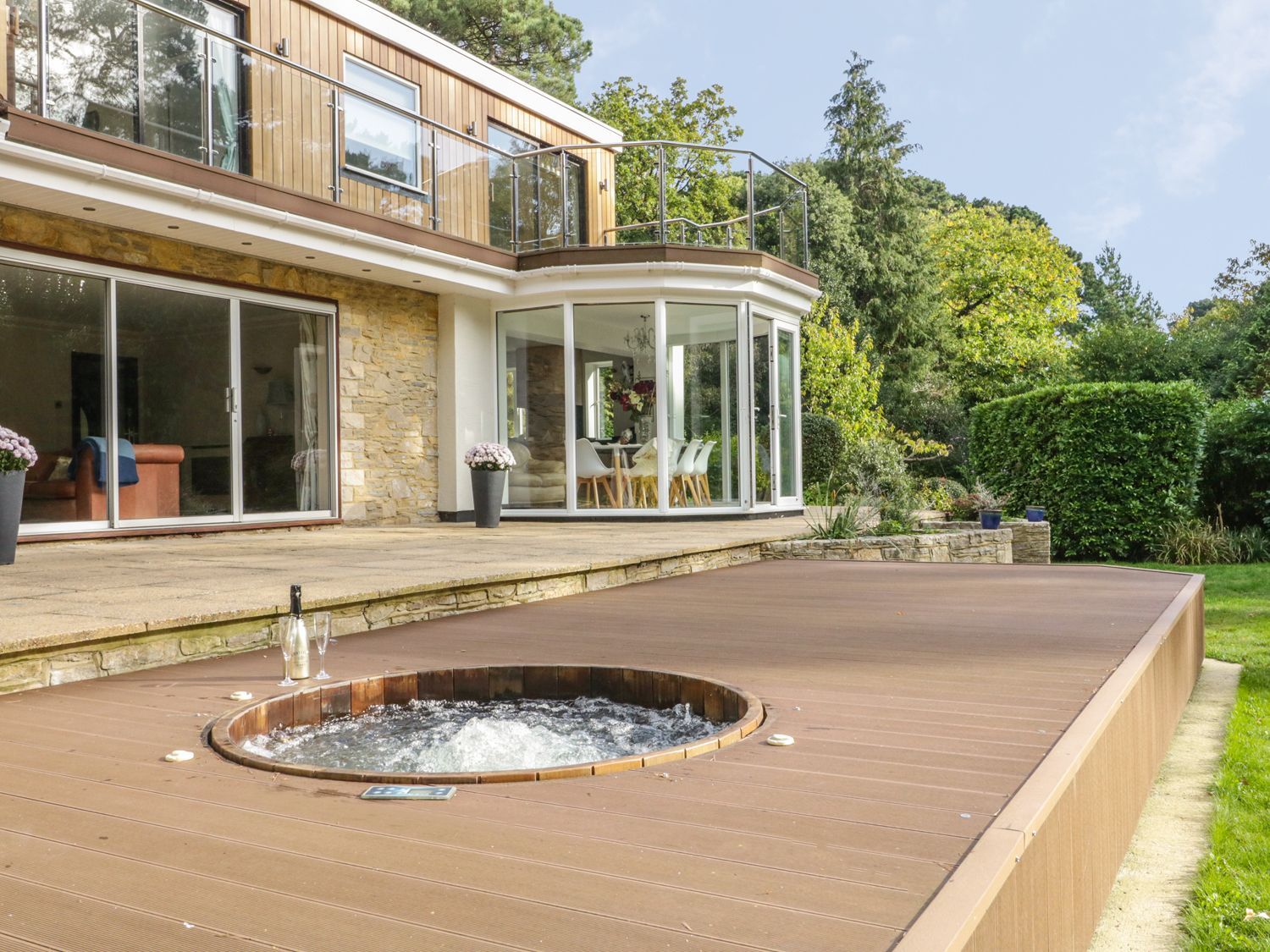 Branksome Wood House in Poole, Dorset. Close to amenities. Indoor swimming pool. Hot tub. Woodburner