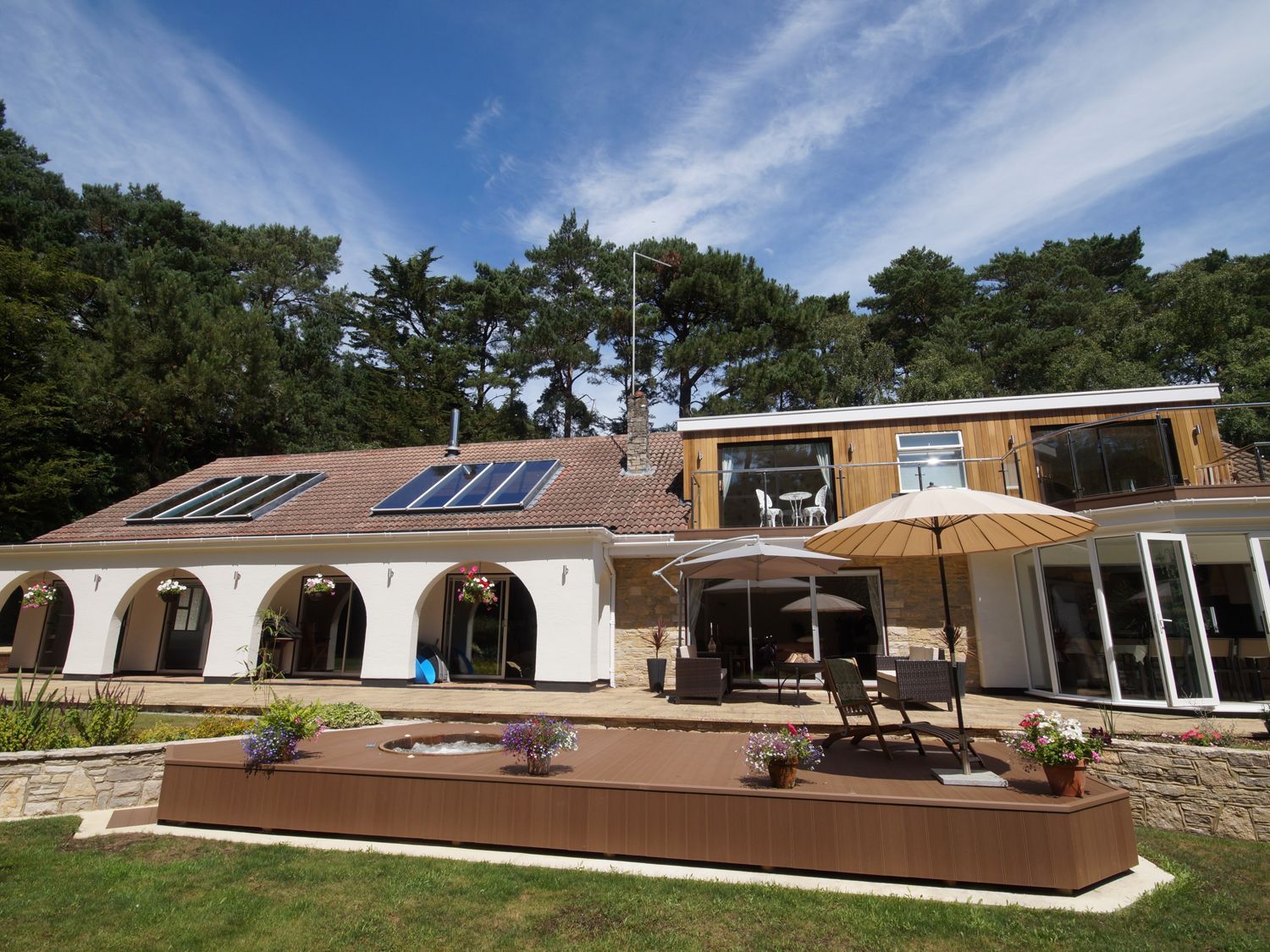 Branksome Wood House in Poole, Dorset. Close to amenities. Indoor swimming pool. Hot tub. Woodburner