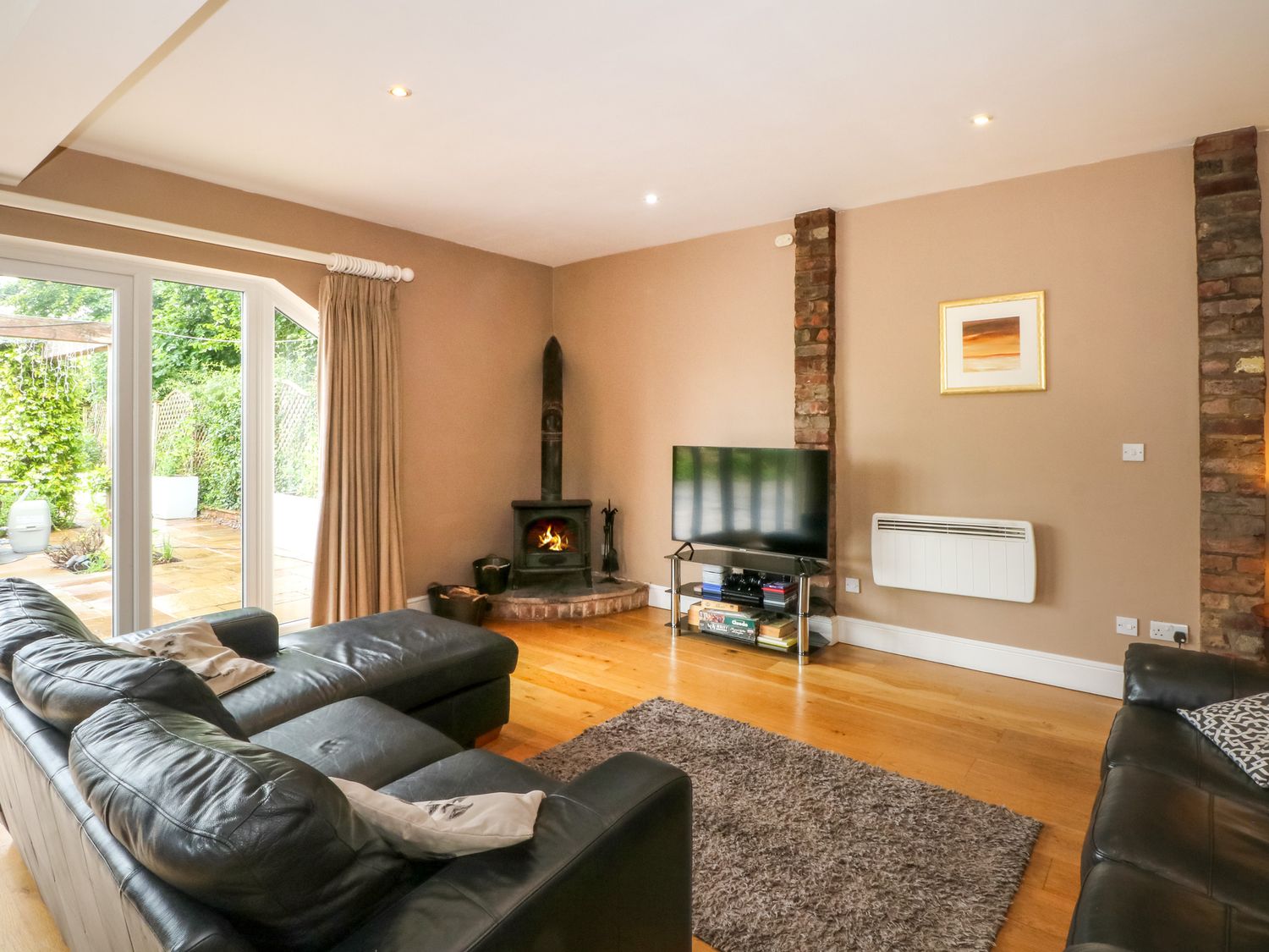 Hillside House, near Tarvin, Cheshire. Open-plan living space. Woodburning stove. Pet-friendly. WiFi