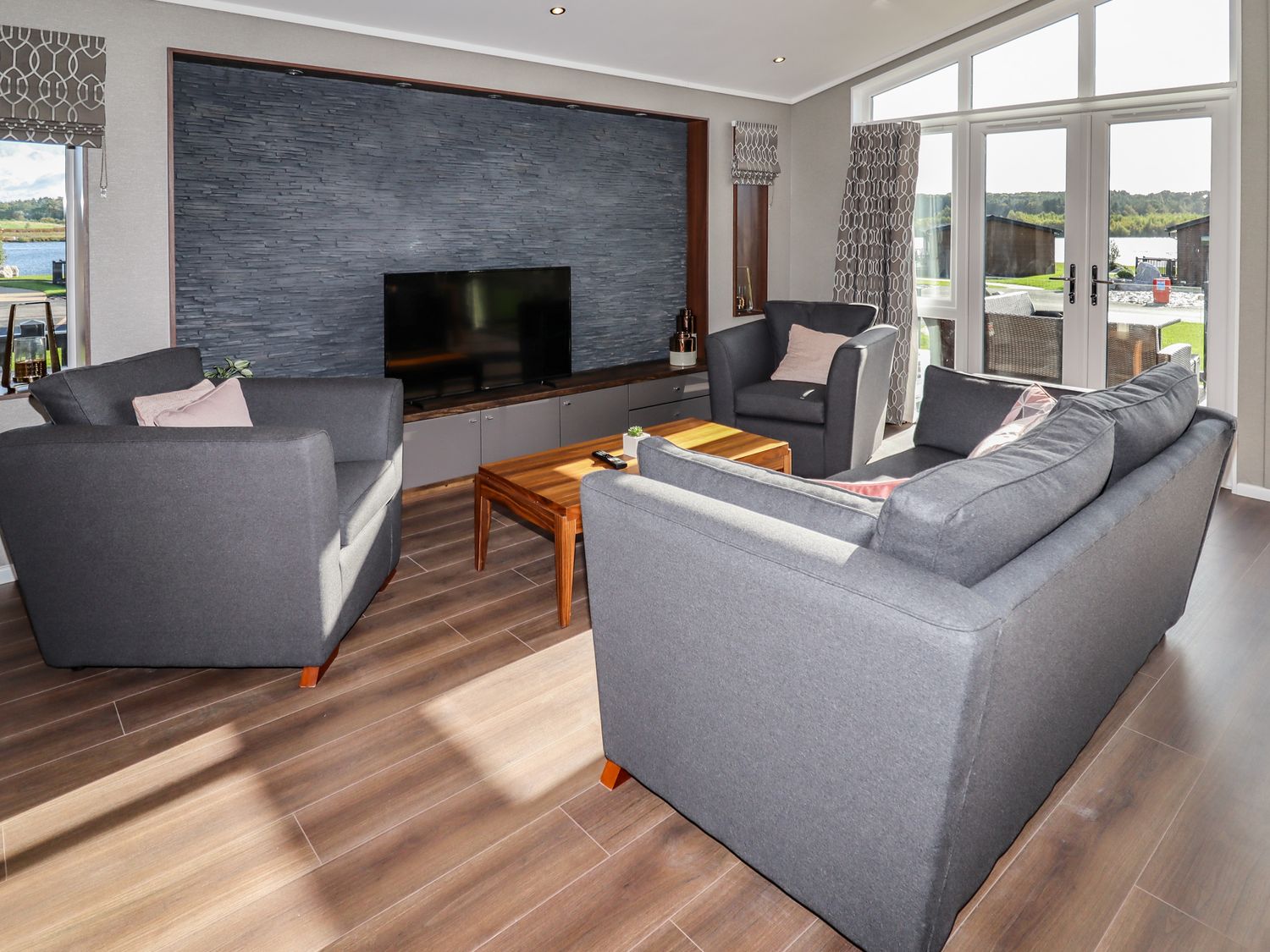 Lodge 28 is in Delamere, Cheshire. Close to amenities and a lake. Ground-floor living. Hot tub. 3bed