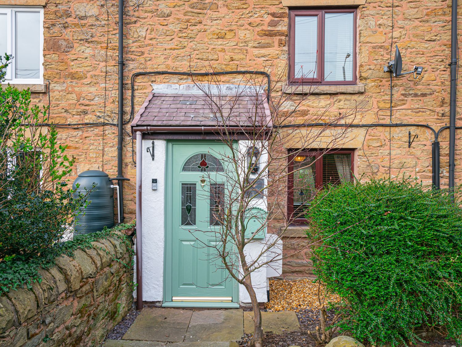 Rivendell, Ffynnongroyw, Flintshire. Terrace cottage. Spacious garden patio with barbecue & hot tub.