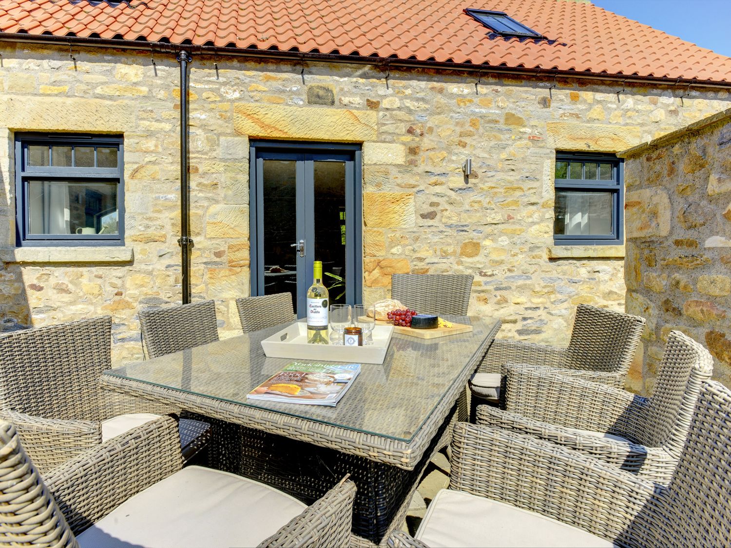 The Gate House near Barton, Richmond in Yorkshire. Smart TV. Hot tub. Pet-friendly. Family-friendly.