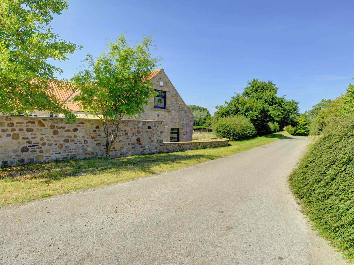 The Gate House near Barton, Richmond in Yorkshire. Smart TV. Hot tub. Pet-friendly. Family-friendly.