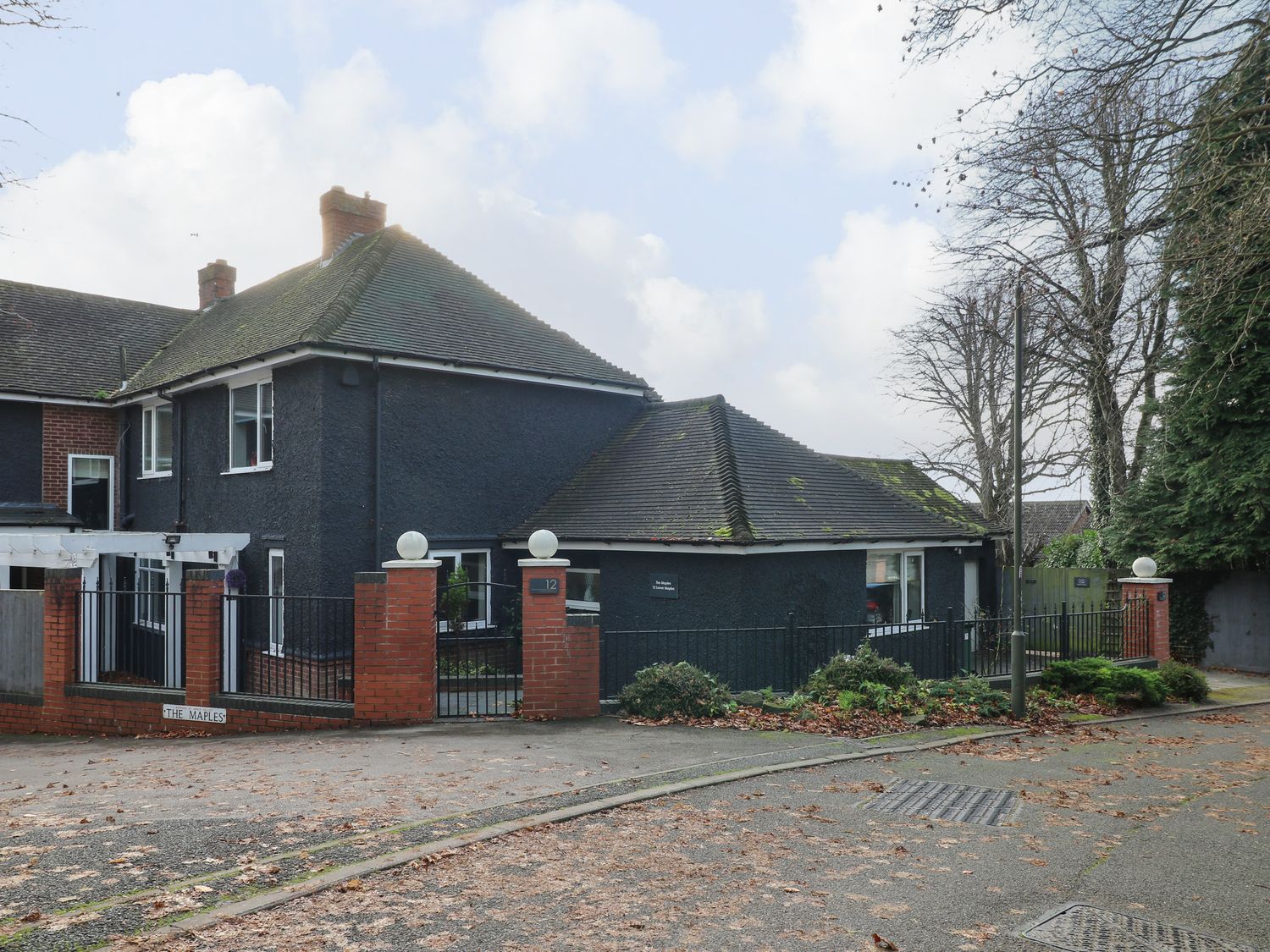 Maples Cottage, a single-storey annexe in Heanor, Derbyshire. Hot tub. Driveway parking. Summer pool